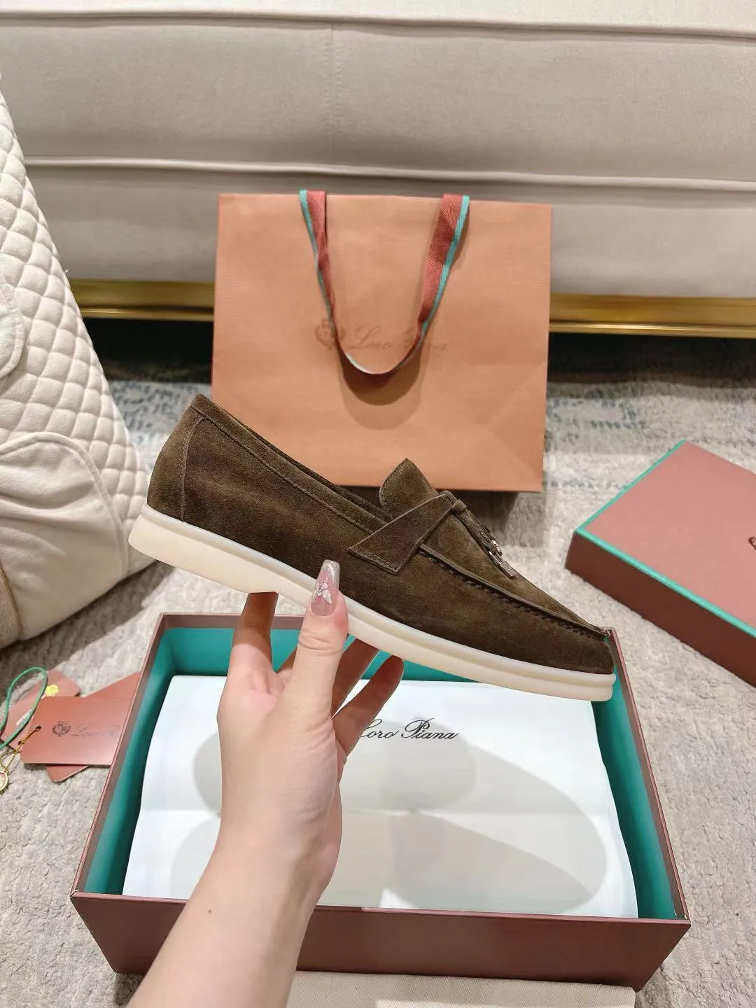 Factory price: 520💰4050 new color. Original purchase, 1⃣️: 1⃣️ folded and developed, Loro Piana professional model to try on feet, quality purchase level, flash sale of common products on the market, welcome to compare, original packaging. Fabric: Imported from Italy🐑High mercerized shearling, Lining: Hand-sewn mark thread in water-dyed cowhide imported from Italy🧵, high-end and elegant. Comfortable on the feet. Size: Women's 35-42 (41, 42) customized, non-returnable, men's 38-45 (46, 47, 48) customized, non-refundable. Fashionable boutiques that you can’t miss, a must-have item